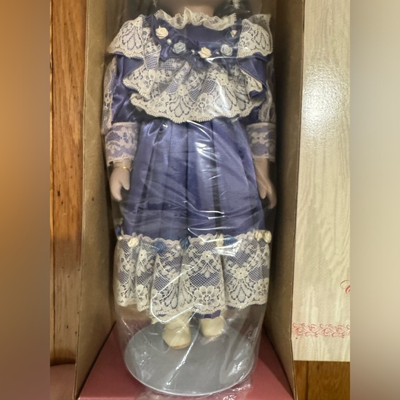 Chatelaine Sylvie TD-1750 Fine Collectible Porcelain Doll in Box W. Macy’s Tag - Picture 6 of 9